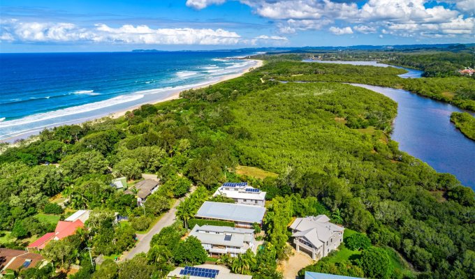 5-bedroom New Brighton Byron Bay Beachfront villa with private pool and BBQ