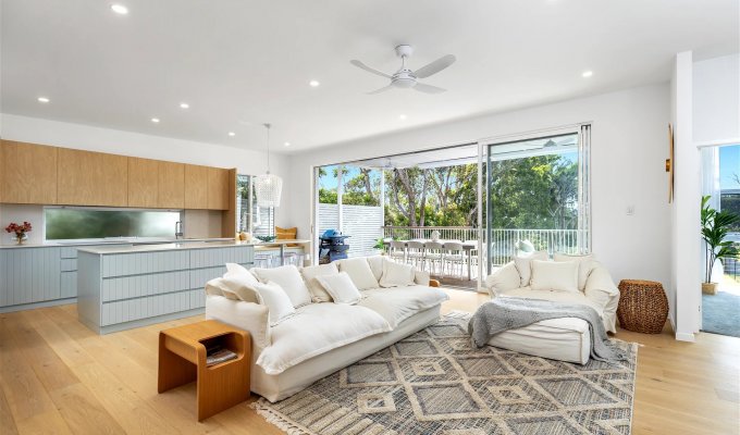 6-bedroom New Brighton Byron Bay Beachfront villa with private pool and BBQ