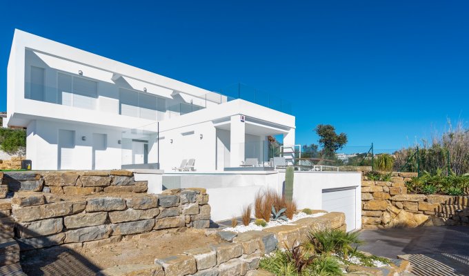 Villa with garage