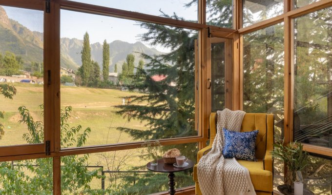 Luxury house rental Kashmir mountains at Nishat Lane in Srinagar near lakes with view and breakfast