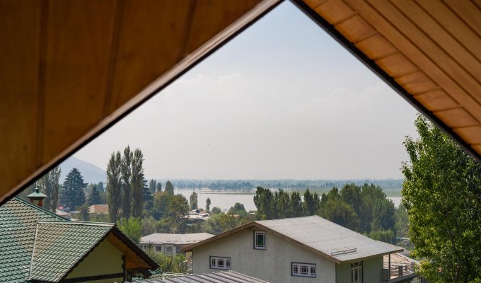 Luxury house rental Kashmir mountains at Nishat Lane in Srinagar near lakes with view and breakfast