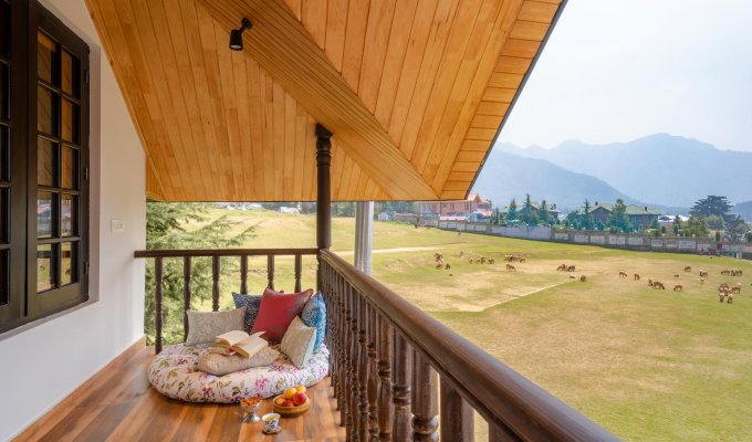 Luxury house rental Kashmir mountains at Nishat Lane in Srinagar near lakes with view and breakfast