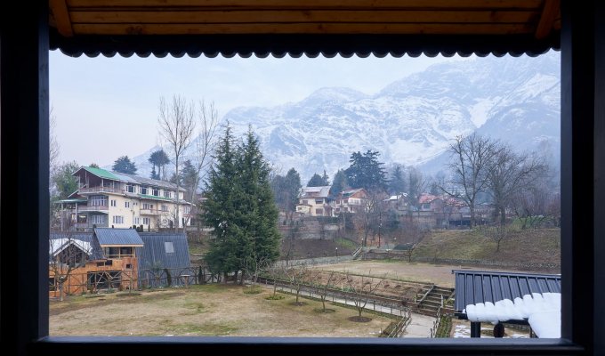 Luxury house rental Kashmir mountains at Nishat Lane in Srinagar near lakes with view and breakfast