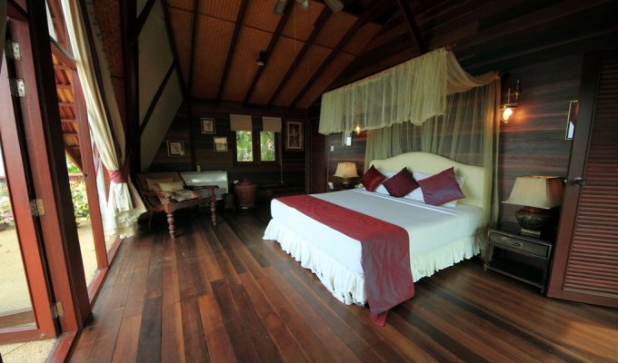 Koh Samui Villa Vacation Rentals, Beachfront with Private Pool & Jacuzzi in a Tropical Garden