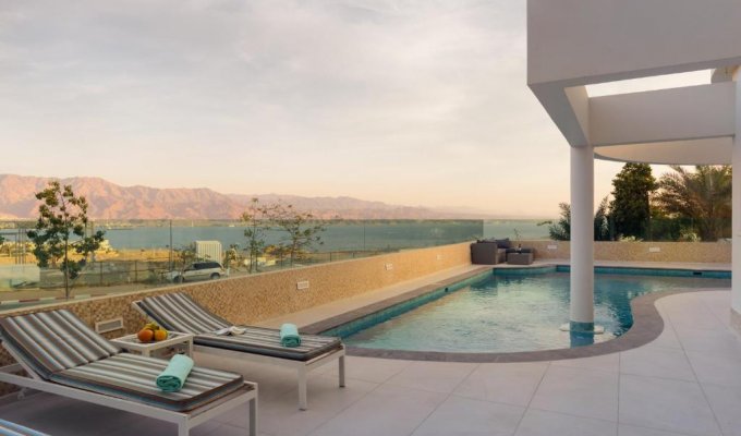 Israel luxury villa rental with swimming pool, private cinema and sea view 