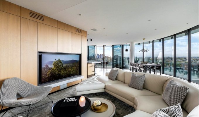 Luxury villa rental Melbourne Australia with sauna jacuzzi and city view 