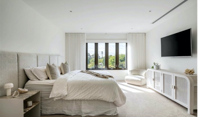 Luxury villa rental Melbourne Australia with cosy terrace and cinema room 
