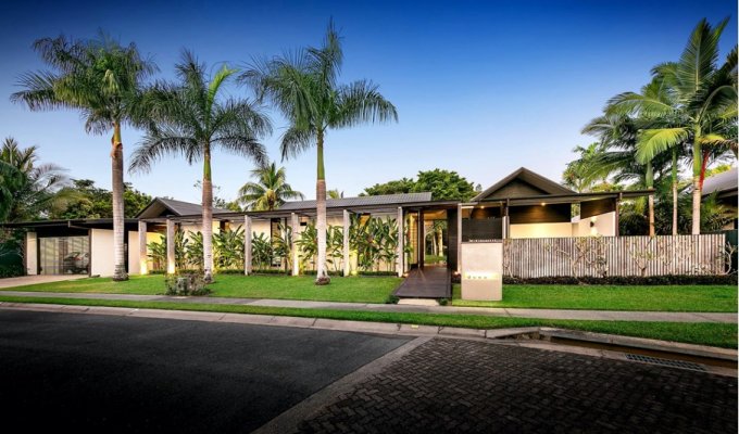 Luxury villa rental Port Douglas Australia close to the sea with private pool 