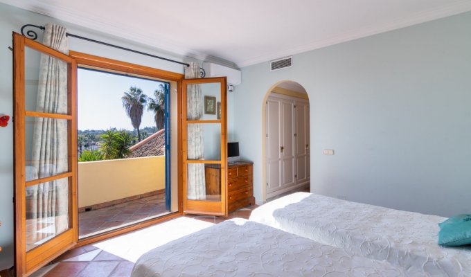 upper bedroom with 2 single beds