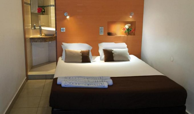 Single room in a 2-star residence in Le Gosier, Guadeloupe, with access to the pool and the beach within walking distance, for 2 pers