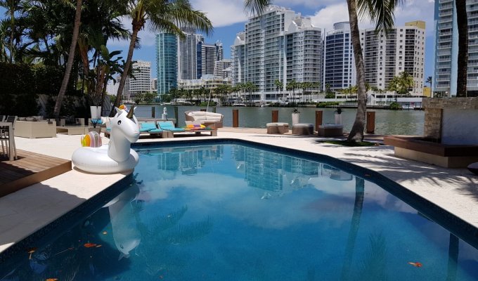 Waterfront Miami Beach luxury villa with private pool