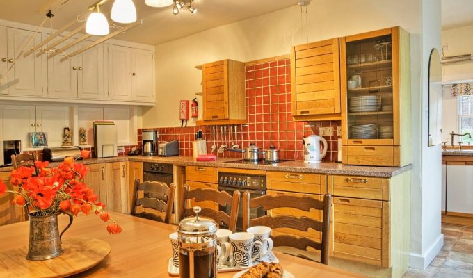 Kitchen with large breakfast area - seats 8 plus.