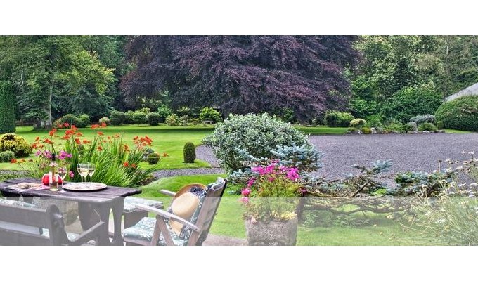 Al Fresco dining in gardens