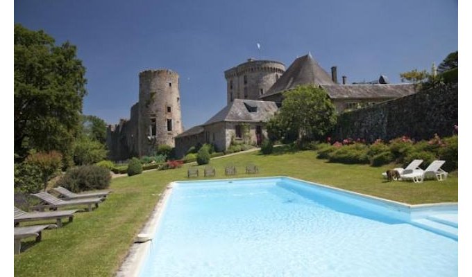 Vendee Private historical castle receiving guests close the Famous historical Theme Park The Puy du Fou