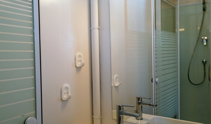 Shower room twin bedroom  - Chez  Les Grands Meres -  Chateau La Gontrie