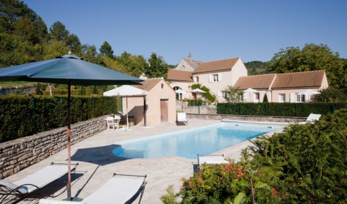 Domaine de la Combotte Guest Rooms with pool in Burgundy close to Beaune