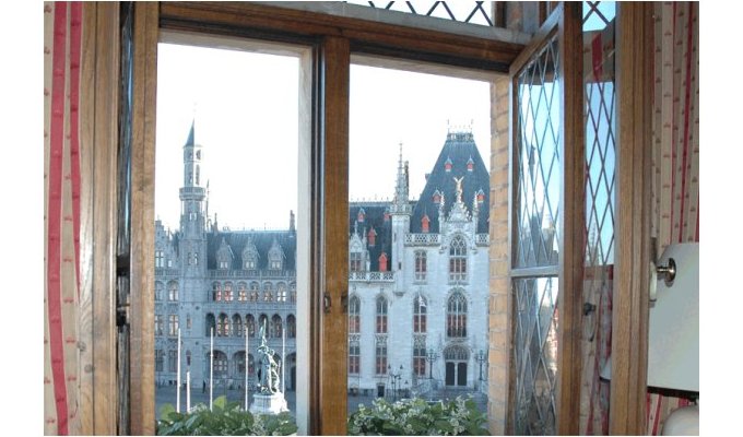 Guest Room with unique view on the MARKTSQUARE in Bruges