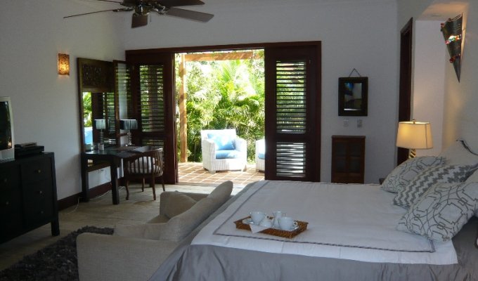 Master suite with King size bed, spacious shower room, walk in dressing, outdoor jacuzzi and private intimate terrasse