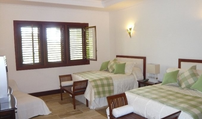 Bed room nr. 3 with TWO Queen beds and en suite showerroom