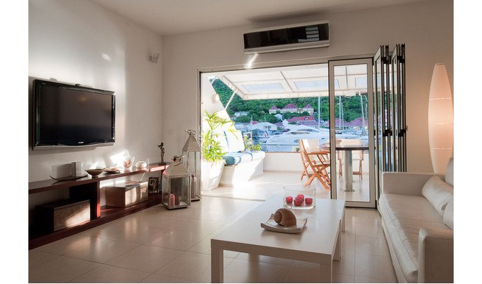 St Barths Holiday Rentals - Charming Apartment Vacation Rentals in St Barthelemy situated in the heart of Gustavia, directly on the harbour - FWI