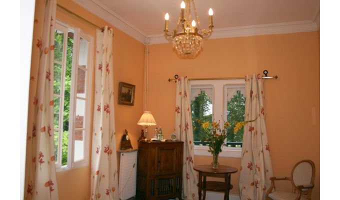 Oranger Bedroom