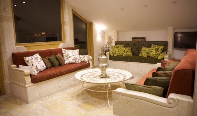 Exceptional duplex rental located in a quiet and luxurious mansion in Jerusalem