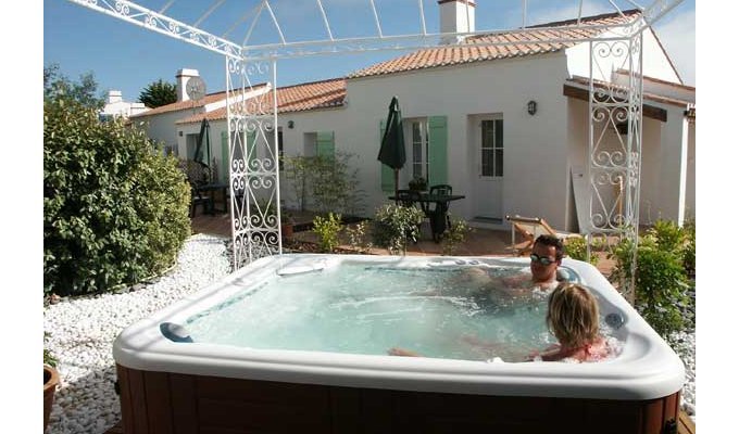 Vendee Holidays Home Rental Noirmoutier Island with heated pool 5 min from beach and shops