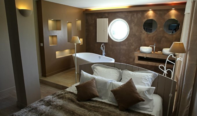 Provence guestroom rentals with pool Aix en Provence