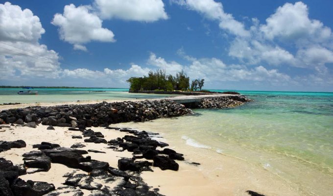 Luxury Mauritius villa rentals : beach house on the east coast of Mauritius island