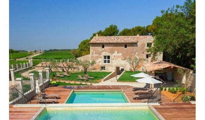 Provence luxury villa rentals Avignon with private pool sauna hammam