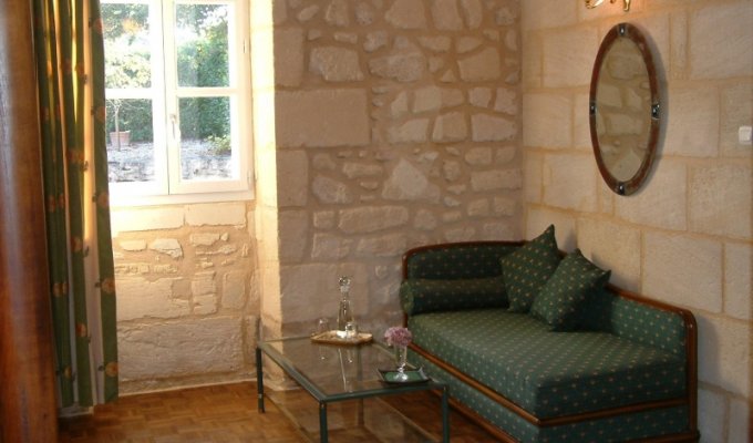 Chambre Sud with a view over the south court and the shady terrace