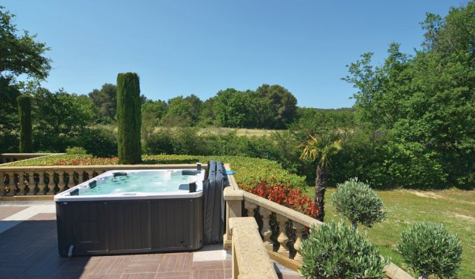  Provence villa rentals with heated private pool and jacuzzi Aix en Provence