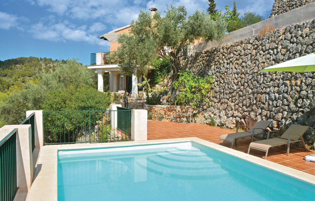 Villa to rent in Majorca private pool seafront Soller