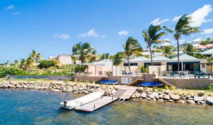 Saint-Martin Cul de sac Beachfront Villa Vacation Rentals with private pool in front of Pinel island