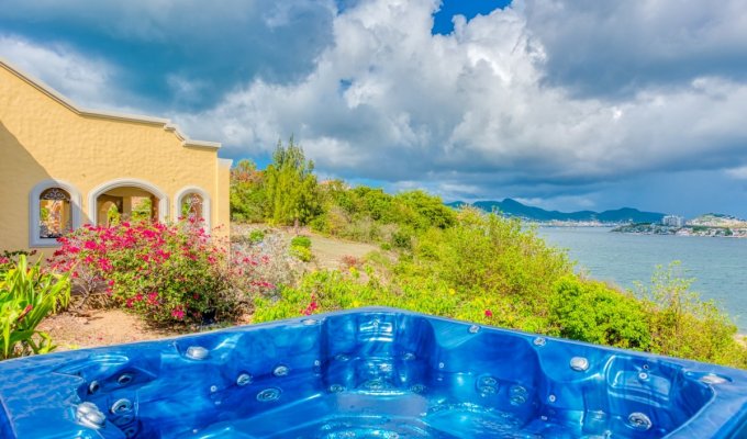 Saint-Martin Terres Basses Villa vacation Rentals pool and Jacuzzi close to Baie rouge beach