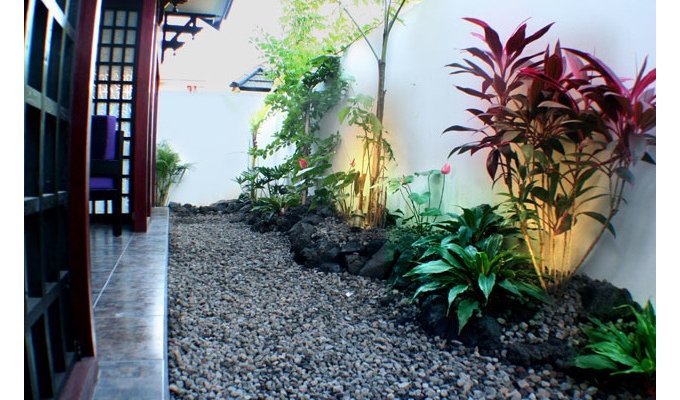 Japanese-style villa with open living space on a swimming pool, near restaurants and shops, very good value for money.