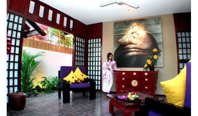 Japanese-style villa with open living space on a swimming pool, near restaurants and shops, very good value for money.