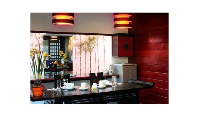 Japanese-style villa with open living space on a swimming pool, near restaurants and shops, very good value for money.