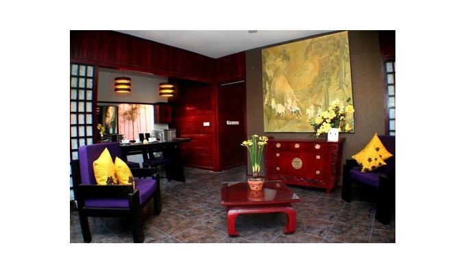 Japanese-style villa with open living space on a swimming pool, near restaurants and shops, very good value for money.