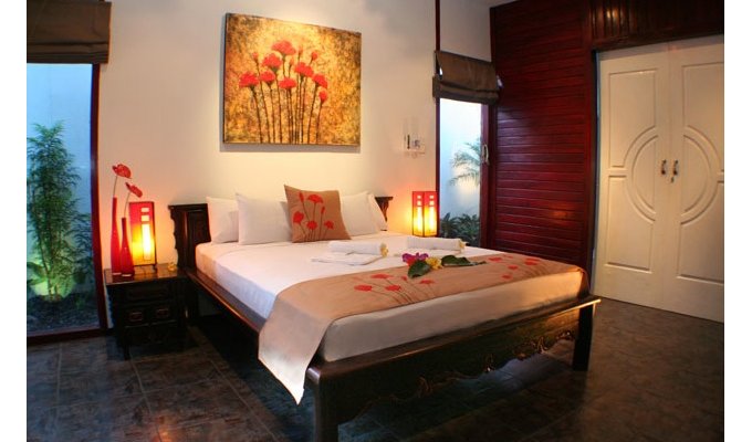 Japanese-style villa with open living space on a swimming pool, near restaurants and shops, very good value for money.
