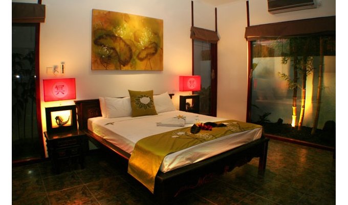 Japanese-style villa with open living space on a swimming pool, near restaurants and shops, very good value for money.