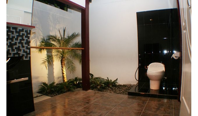 Japanese-style villa with open living space on a swimming pool, near restaurants and shops, very good value for money.
