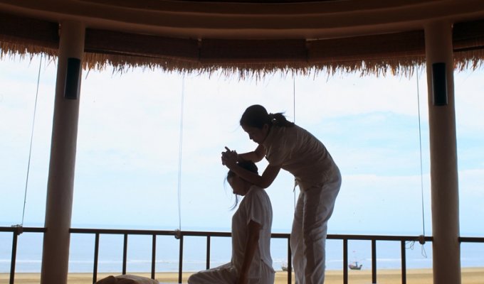 Seaview poolside Suite in superb beachfront resort
