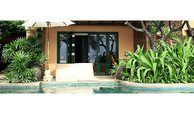 Seaview poolside Suite in superb beachfront resort