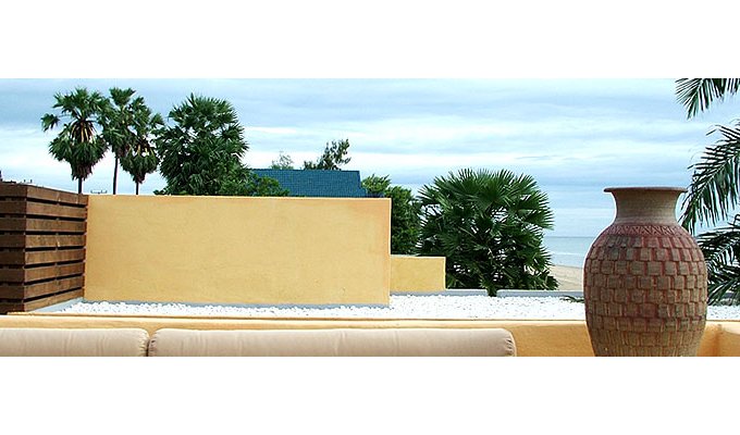 Seaview poolside Suite in superb beachfront resort