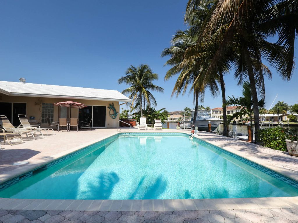 Pompano Beach Villa vacation rentals waterfront private pool at 3[....]