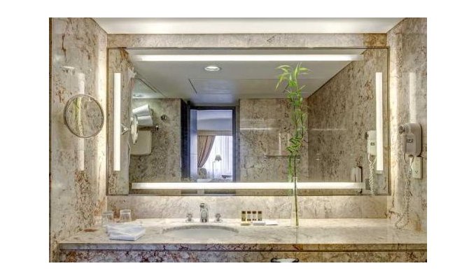 Your stay in Greece, accommodation 8j / 7 nights hotel accommodation with breakfast in standard room. Hotel Ledra Mariott