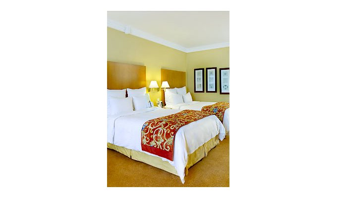Your stay in Greece, accommodation 8j / 7 nights hotel accommodation with breakfast in standard room. Hotel Ledra Mariott