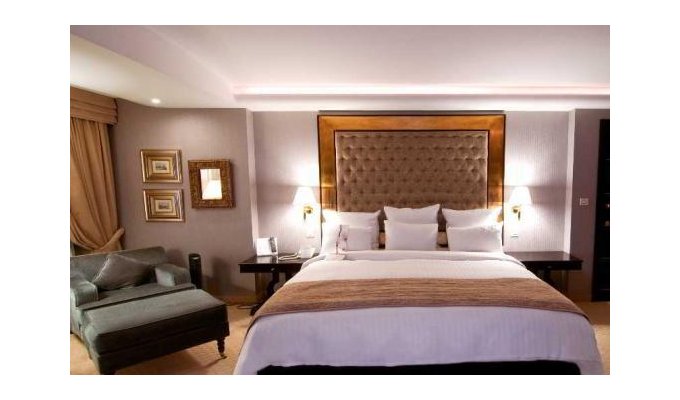 Your stay in Greece, accommodation 8j / 7 nights hotel accommodation with breakfast in standard room. Hotel Ledra Mariott