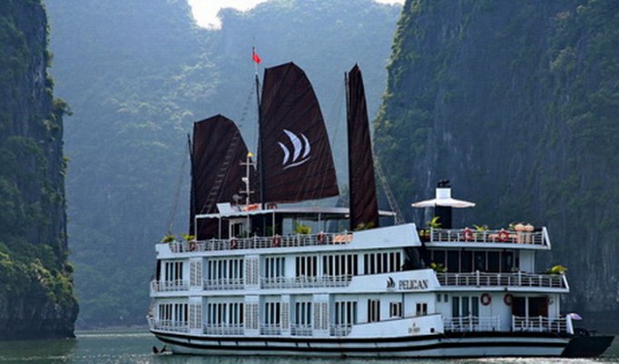 2 days / 1 Night Cruise in Halong Bay abord the Emeraude